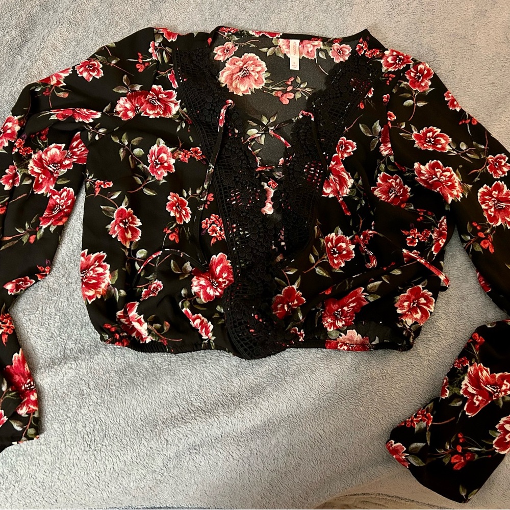 Perfect for spring/summer. Floral Black and Red Xhilaration Lace up Pheasant top